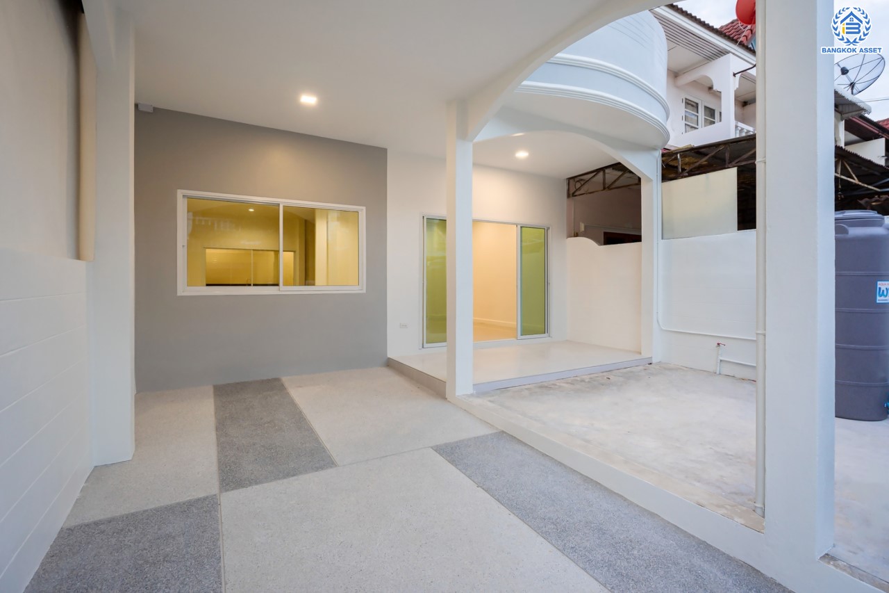 บ้านมือสองตกแต่งใหม่ ม.ซื่อตรง รัตนาธิเบศร์ หน้าโครงการติดรถไฟฟ้า "สถานีไทรม้า"!! เนื้อที่ 26 ตร.ว. ฟังก์ชัน 3 ห้องนอน 2 ห้องน้ำ 1 ที่จอดรถ ทำเลใกล้ เซ็นทรัลรัตนาธิเบศร์ และทางด่วน "งามวงศ์วาน"